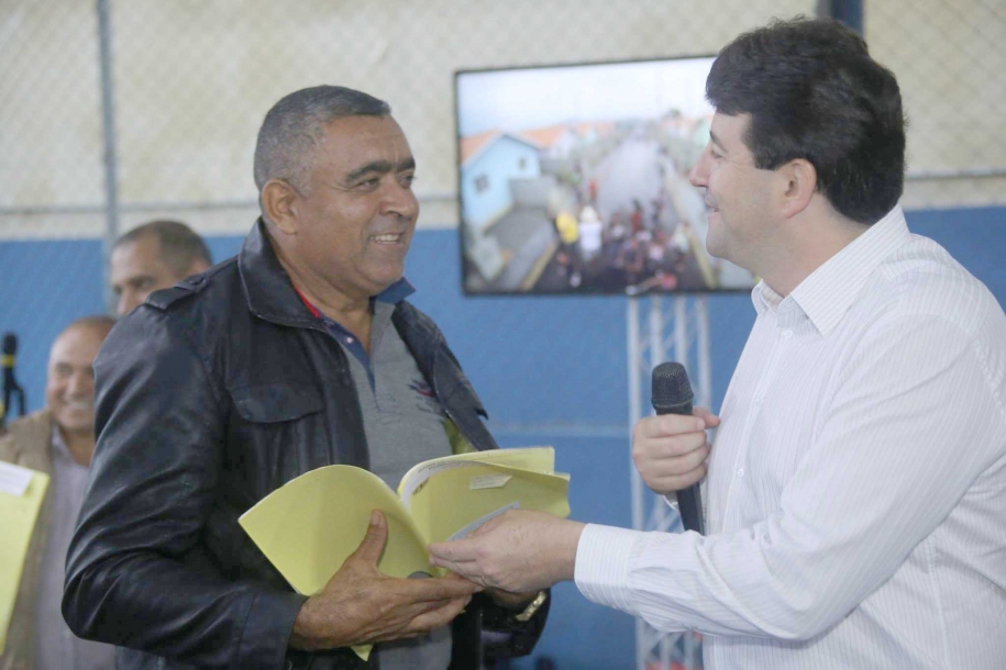 Mais de 300 famílias recebem a documentação de seus imóveis