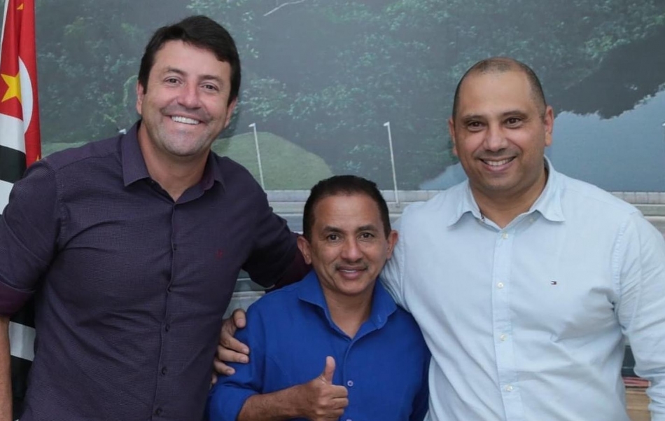 Marcos Tonho e Elvis Cezar recebem o cantor Manoel Gomes em Santana de Parnaíba 