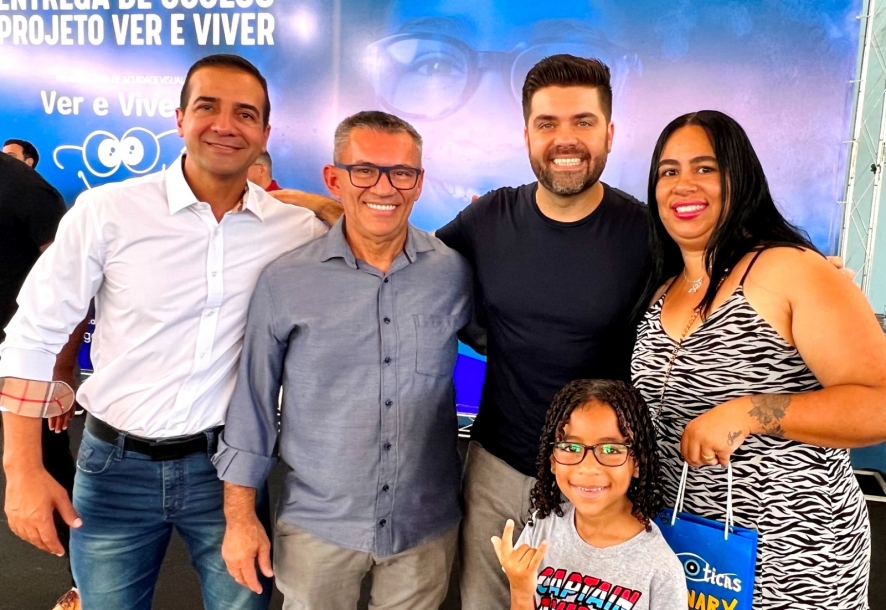 Danilo Joan entrega mais 190 óculos para alunos de Cajamar