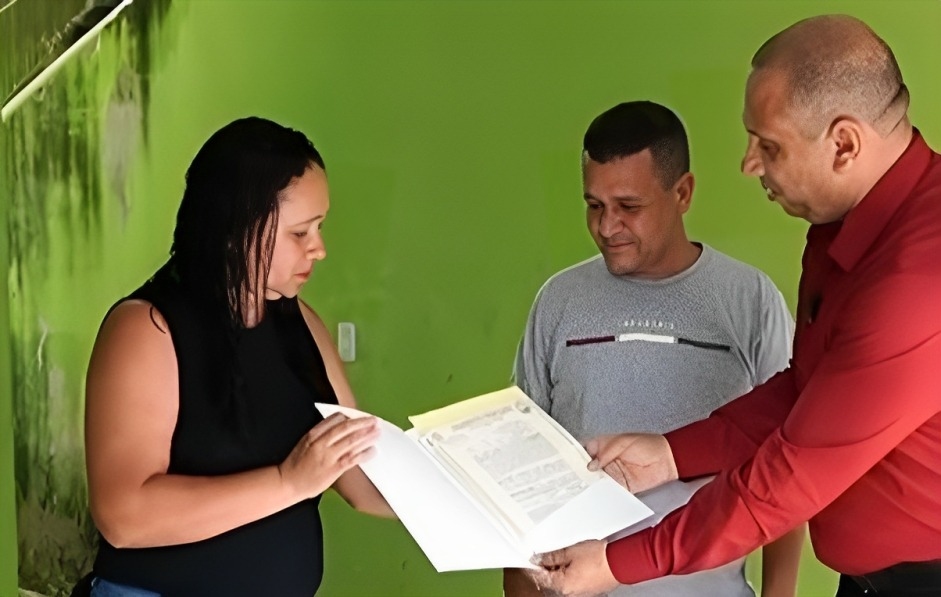 Marcos Tonho entrega escritura da casa própria no bairro Pq. dos Eucaliptos