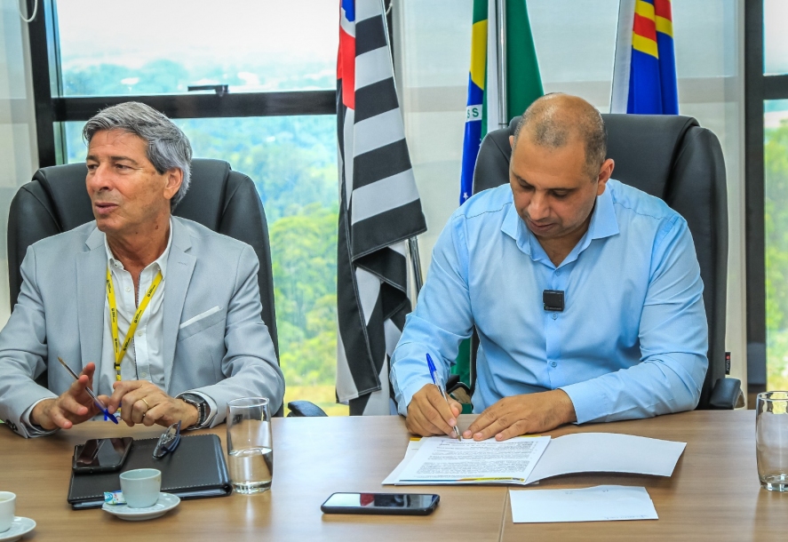 Marcos Tonho assina termo de adesão para instalação de nova fábrica em Parnaíba