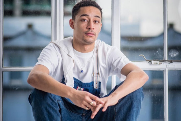 Rapper paralisa show para expulsar fã que estava sendo machista