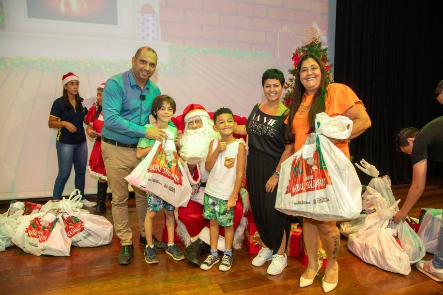 Marcos Tonho realiza entrega de milhares de sacolinhas de Natal