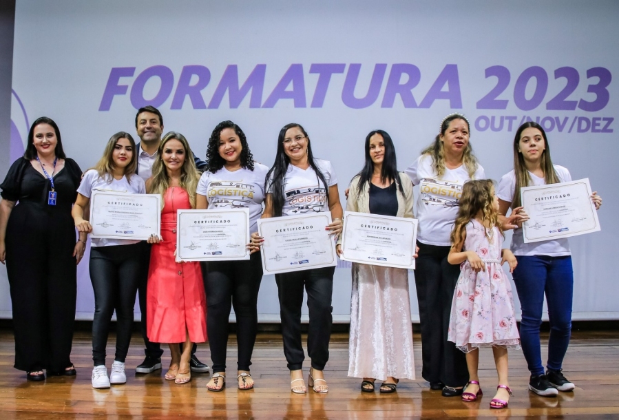 Elvis e Selma Cezar entregam mais 700 certificados de cursos profissionalizantes