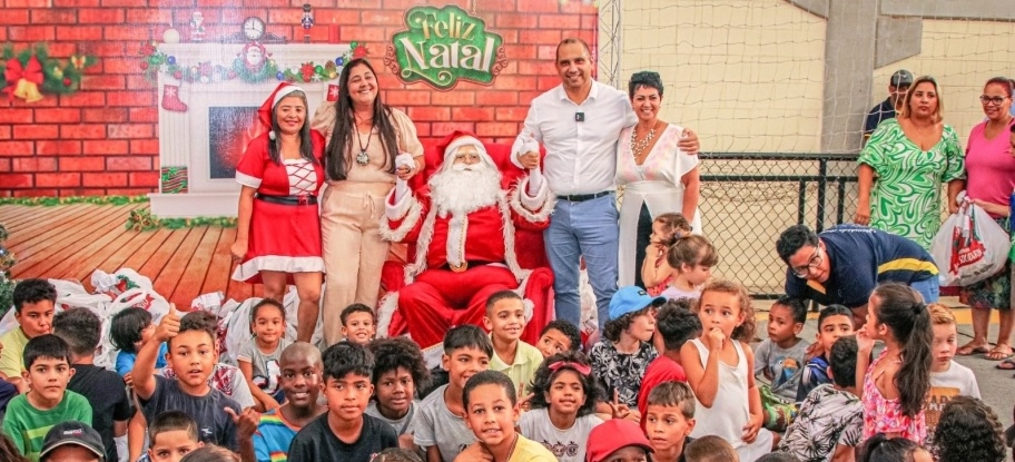 Prefeito Marcos Tonho entrega mais de 5 mil sacolinhas de natal para crianças de Parnaíba