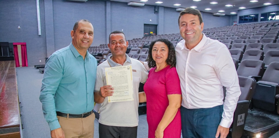 Marcos Tonho e Elvis Cezar entregam cerca de 400 novas escrituras de imóveis