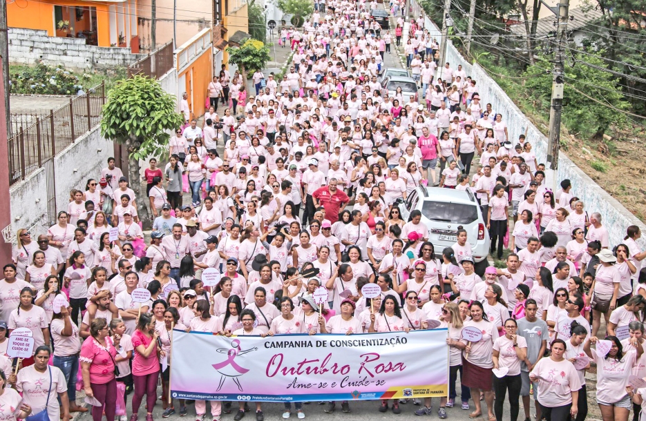 Caminhada Outubro Rosa reúne milhares de moradores no Centro