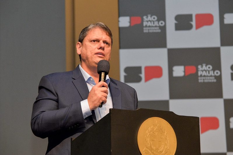 Governador Tarcísio promulga lei que cria o programa de intercâmbio Prontos pro Mundo