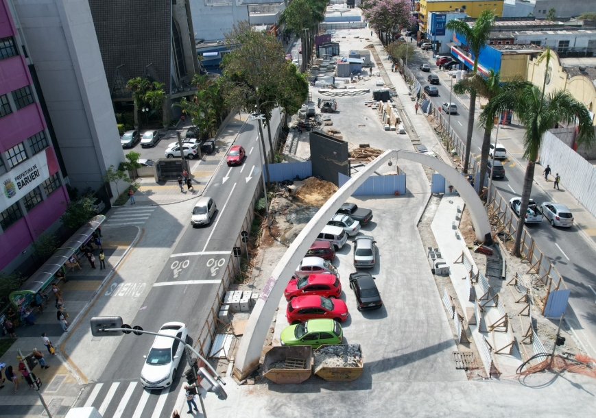 Avança obra de reconstrução do trecho sobre o Rio Barueri-Mirim