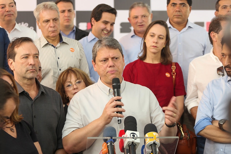 Tarcísio entrega 160 apartamentos a famílias da zona leste da capital