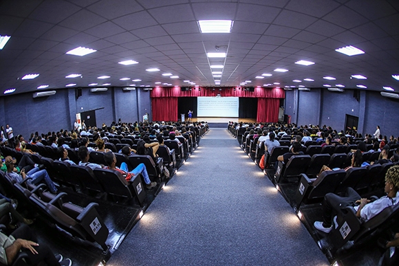 Bolsistas do Projeto Crescer participam de palestra com especialista em saúde mental em Parnaíba 