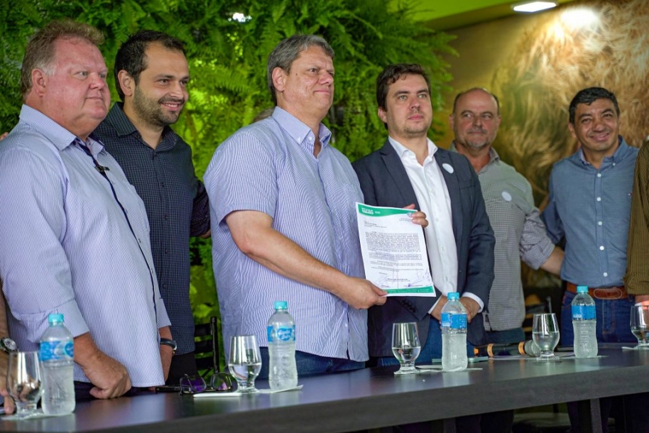 Governador Tarcísio entrega vicinais modernizadas e obra de saneamento 