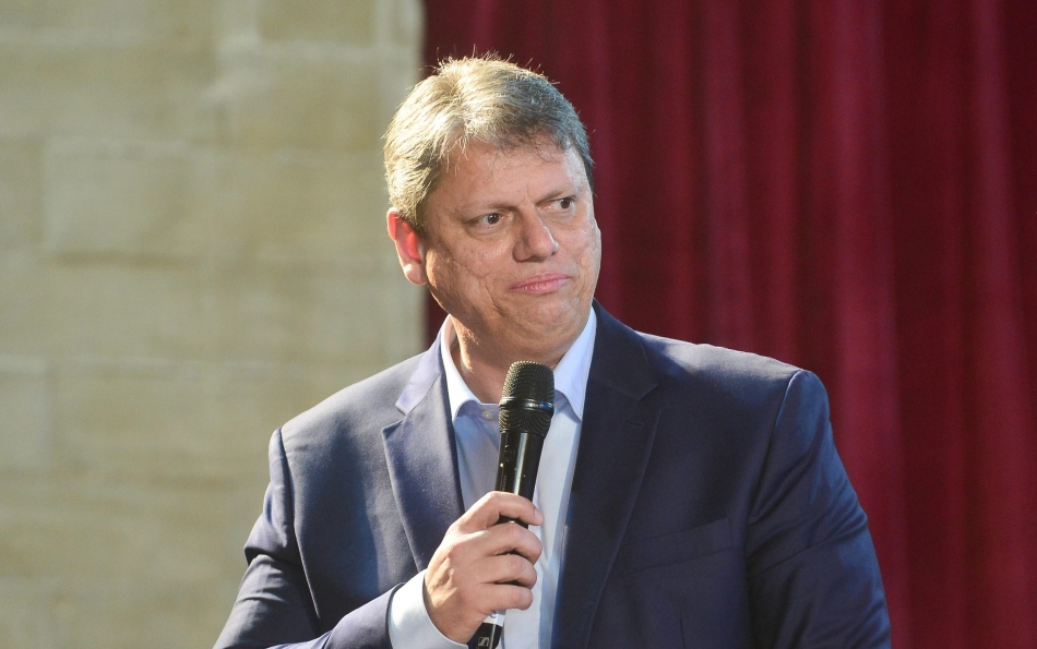 Governador Tarcísio oferece R$ 200 milhões em crédito e cria distrito turístico urbano