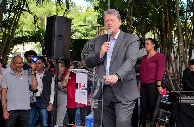 Governador Tarcísio de Freitas vai construir piscinão e canalizar córrego 