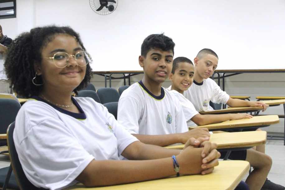 Furlan e Piteri vão entregar 70 mil uniformes e kits escolares