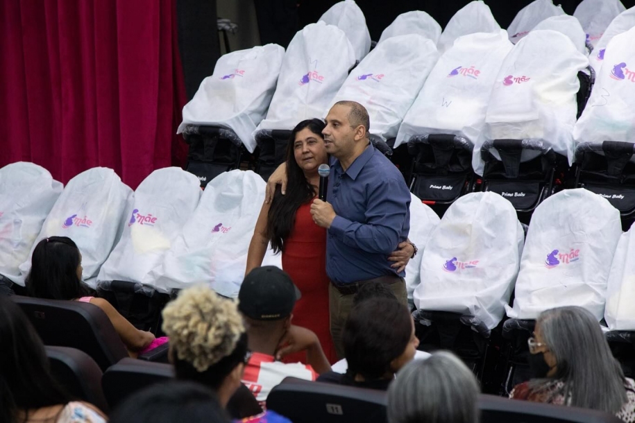 Marcos Tonho e Vanessa Ferreira entregam kits do Programa Mãe Parnaibana