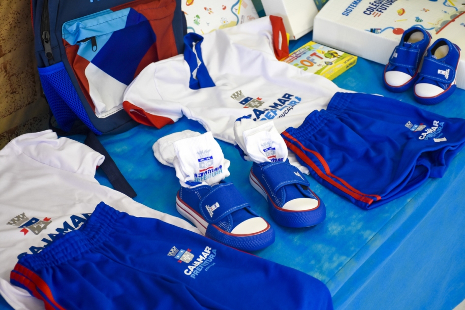 Danilo Joan inicia entrega dos uniformes para os alunos da Rede Municipal 
