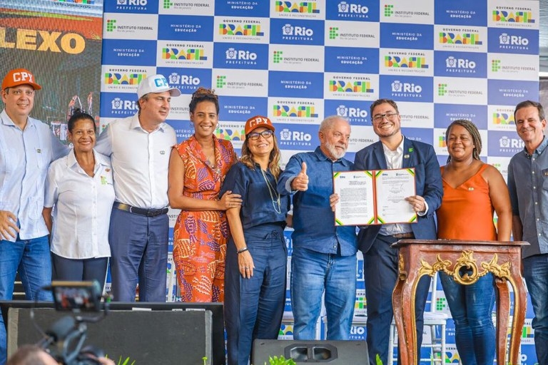 Lula lança pedra fundamental do IFRJ no Complexo do Alemão