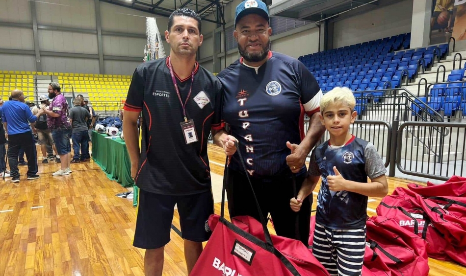Times de futebol amador recebem dois jogos completos de uniformes em Barueri