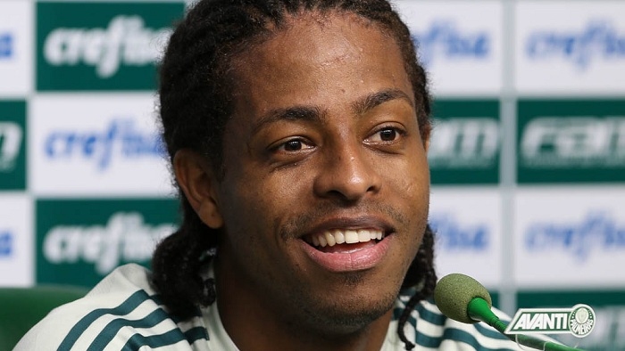 Feliz, atacante Keno ri de comparações com Ronaldinho Gaúcho