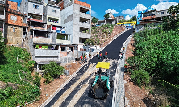 Santana de Parnaíba faz operação de pavimentação na viela da Rua Rouxinol
