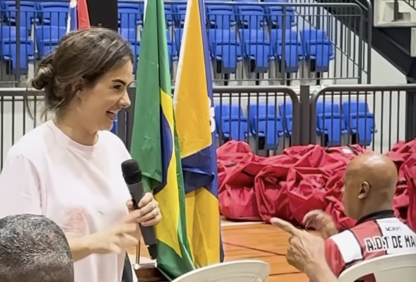 Bruna Furlan participa da entrega de kits esportivos para equipes de Barueri  