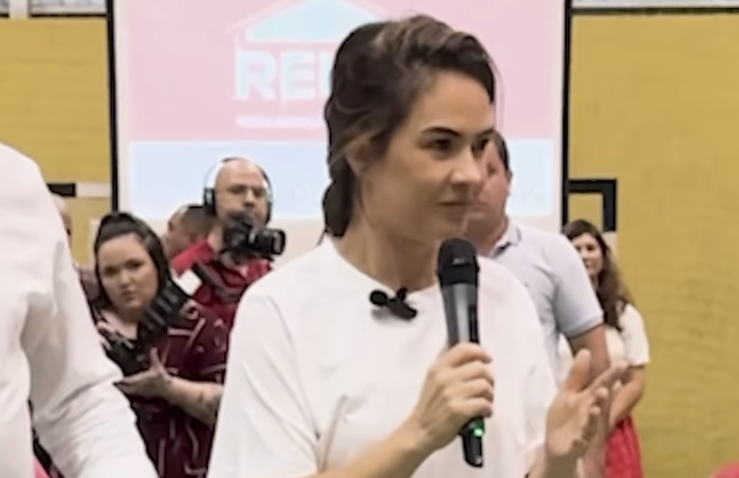 Bruna Furlan participa da entrega de títulos de propriedade para moradores de Barueri 