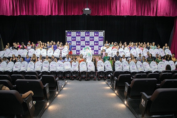 Prefeito Marcos Tonho contempla 134 futuras mamães com entrega de enxoval