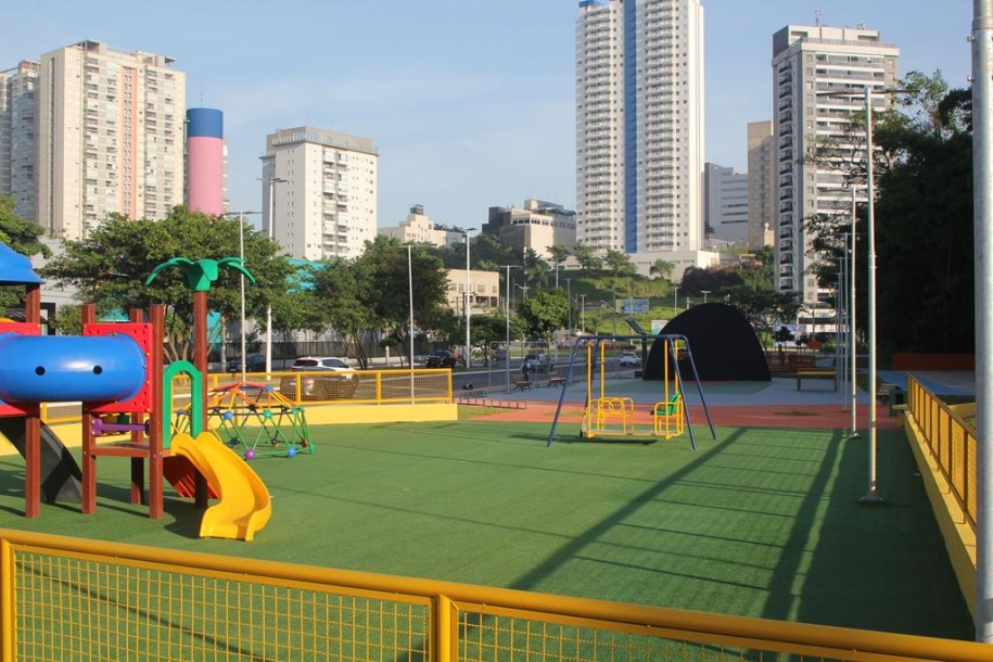 Rubens Furlan e Beto Piteri entregam trecho parcial da nova praça na Aldeia de Barueri