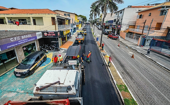 Alphaville e Jardim São Luís recebem obras de pavimentação em importantes vias