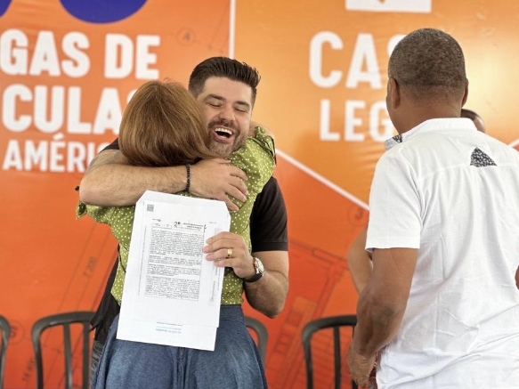 Danilo Joan entrega 570 títulos de propriedades na Vila das Américas