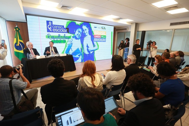 Brasil avança em creches e tempo integral e tem desafio na evasão