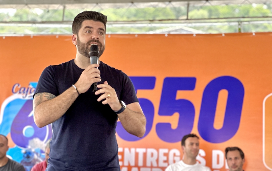 Danilo Joan entrega 550 títulos de propriedades para os moradores do Jardim Adelaide