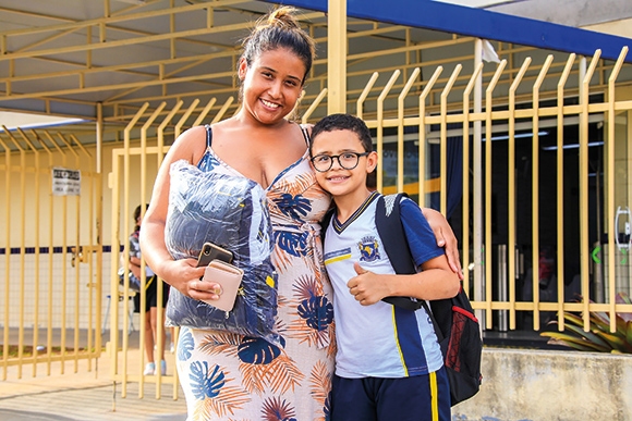 Alunos da rede municipal de Santana de Parnaíba recebem uniformes escolares 