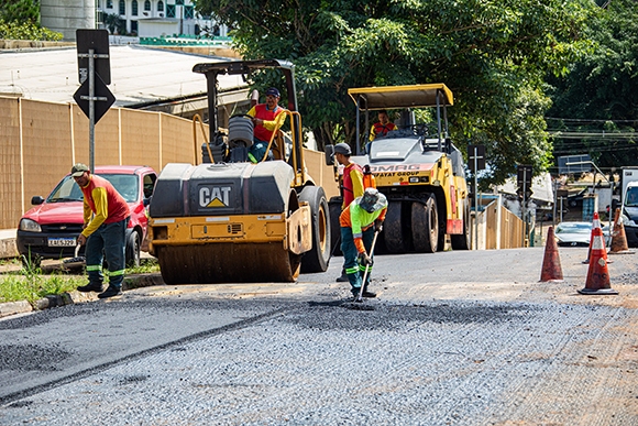 Obras de recapeamento são realizadas no bairro Cururuquara