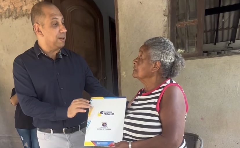 Marcos Tonho entrega novas escrituras de imóveis em Santana de Parnaíba