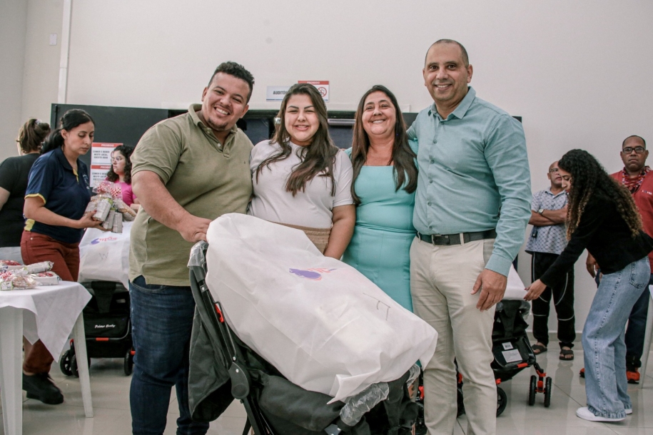 Marcos Tonho entrega mais 120 kits de enxoval para bebês parnaibanos