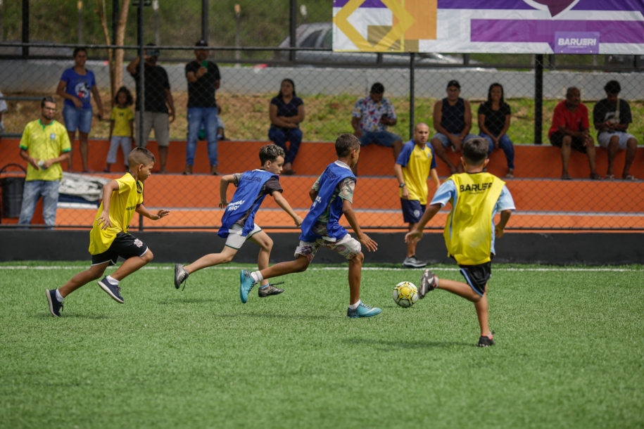 Moradores do Parque dos Camargos recebem campo de grama sintética