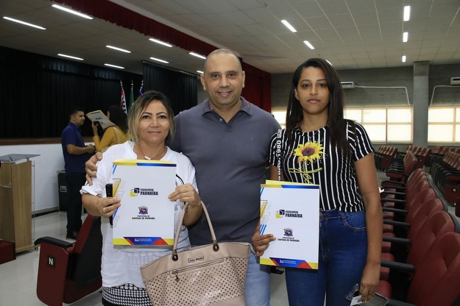 Prefeito Marcos Tonho entrega mais de 200 novas escrituras de imóveis