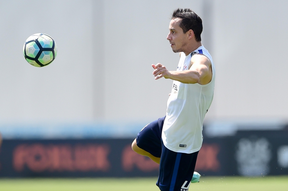 Vigiado, Rodriguinho recebe elogios de Carille: “Sempre marcado”