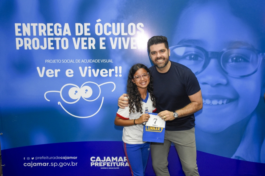 Danilo Joan entrega óculos de grau para mais 101 crianças da rede municipal