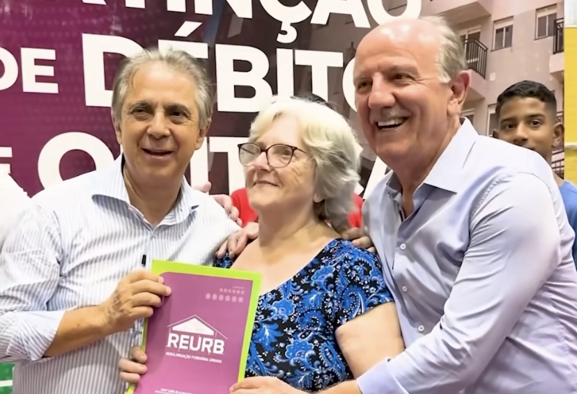 Furlan e Piteri entregam títulos de quitação de débitos para famílias do Mirante dos Altos