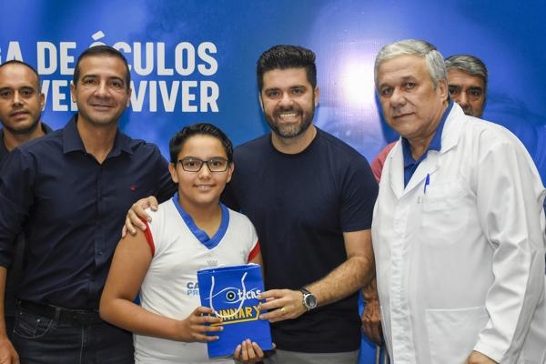 Danilo Joan entrega mais 101 óculos para alunos de Cajamar 