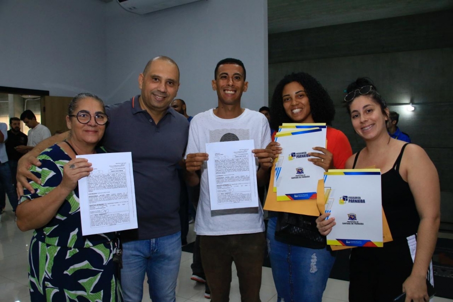 Marcos Tonho entrega mais 222 escrituras a famílias de Parnaíba 