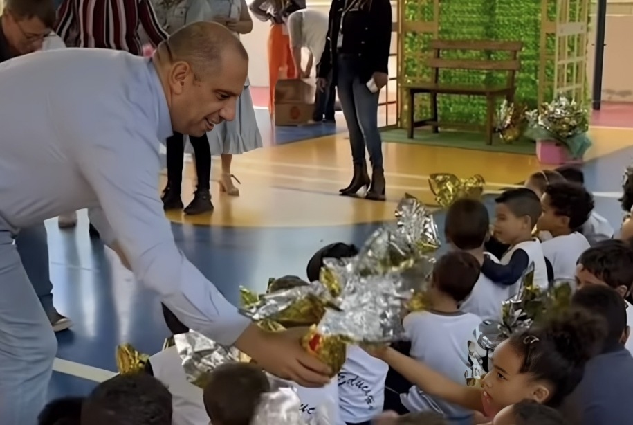 Marcos Tonho entrega mais de 32 mil ovos de Páscoa nas escolas de Santana de Parnaíba