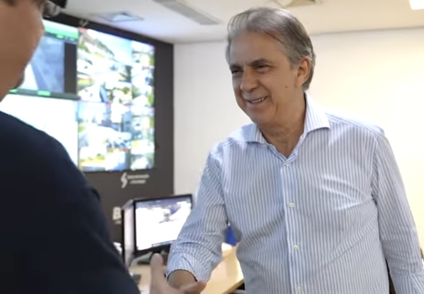 Prefeito Rubens Furlan realiza visita no Centro de Monitoramento de Barueri 