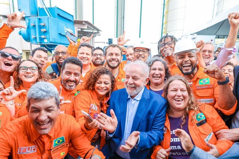Lula anuncia início das obras de dragagem do Canal de São Lourenço