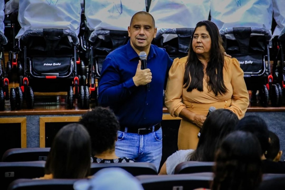 Marcos Tonho e Vanessa Ferreira entregam kits do Programa Mãe Parnaibana