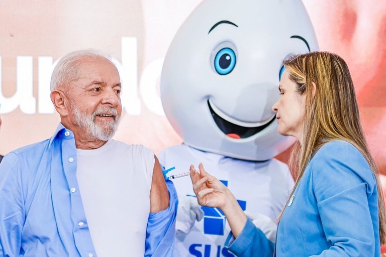 Lula se vacina contra a gripe e reforça que imunizantes salvam vidas