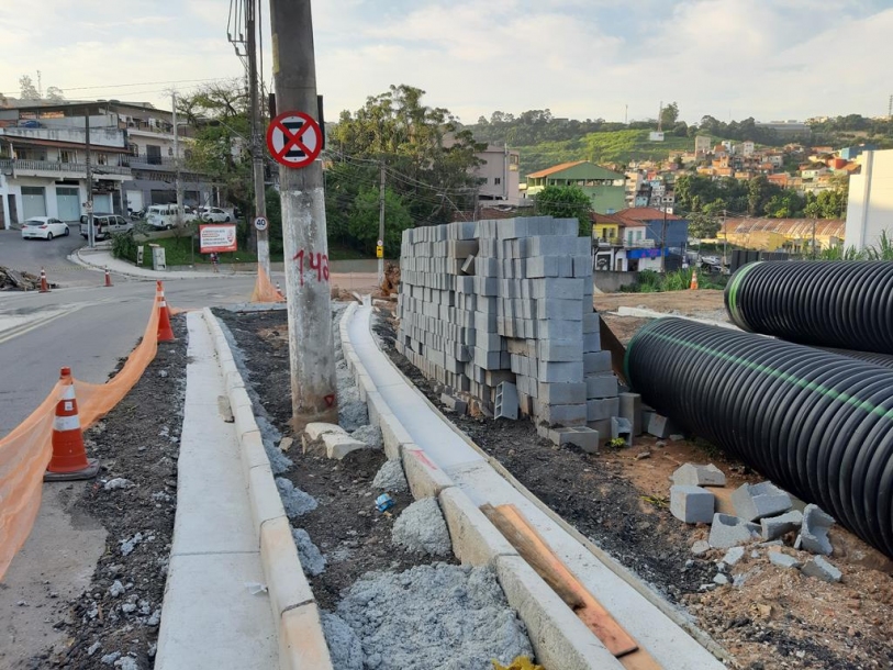 Barueri alarga avenida no Jardim Belval